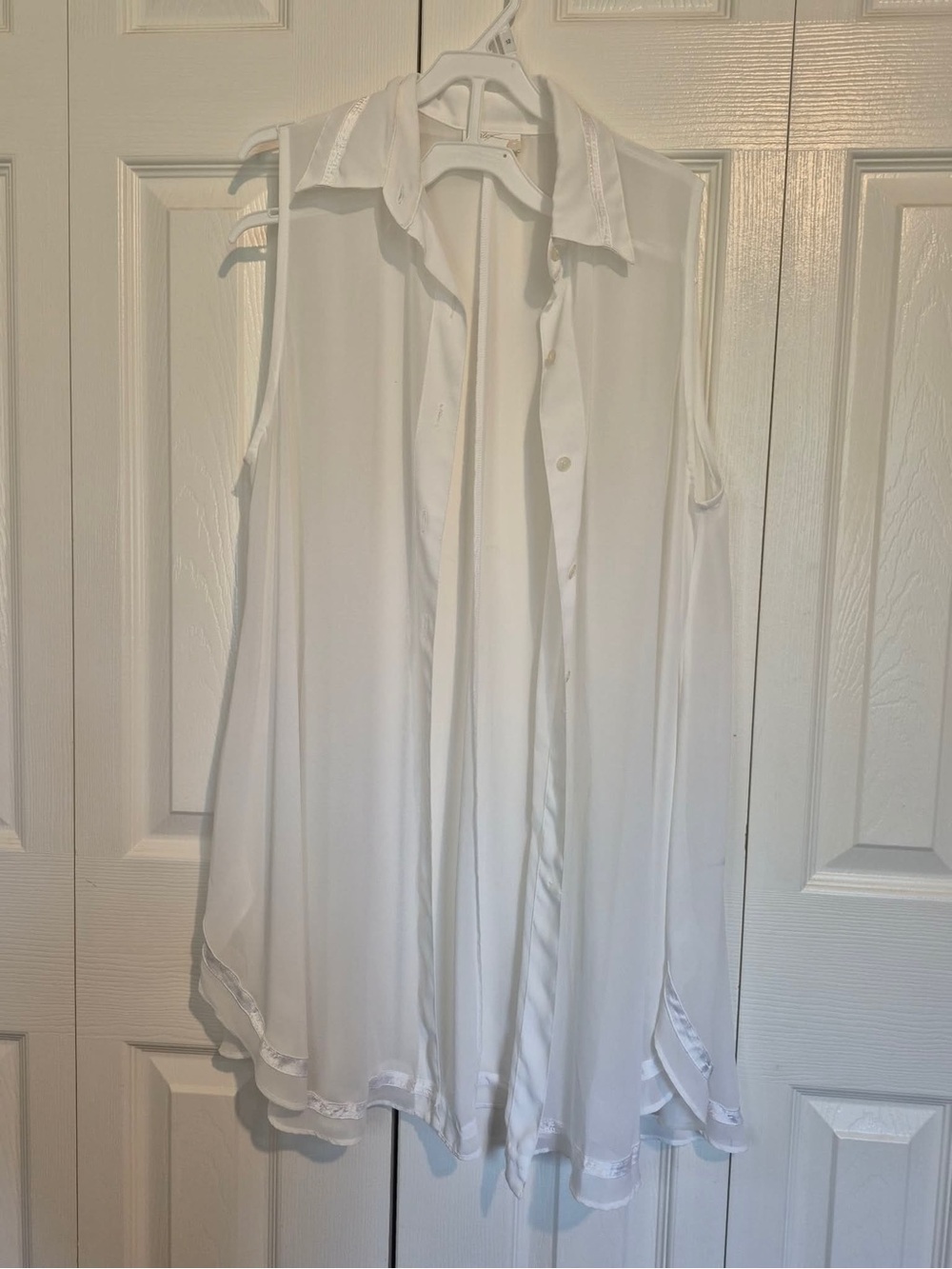 Gottex White Sleeveless Button-Down Flowy Blouse